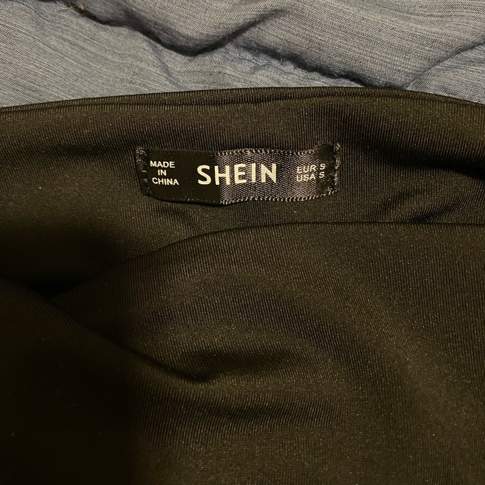 Black Cropped Tank Top - Picture 3 of 3